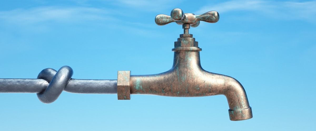 Wasserhahn mit Knoten in der Leitung